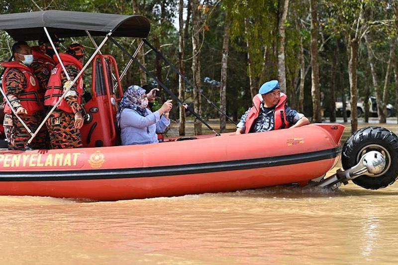 Yang di-Pertuan Agong Al-Sultan Abdullah Riu00e2u20acu2122ayatuddin Al-Mustafa Billah Shah and Raja Permaisuri Agong Tunku Azizah Aminah Maimunah Iskandariah on the way to visit to flood victims in Pekan January 14, 2021. u00e2u20acu201d Picture via Facebook/Istana Negara