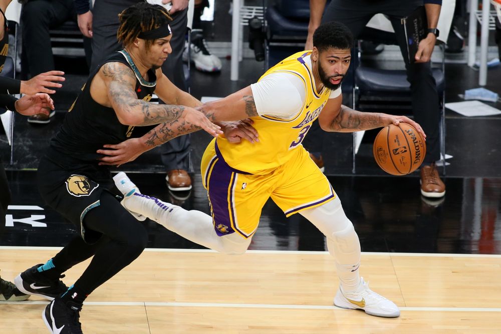 Los Angeles Lakers forward Anthony Davis (3) dribbles around Memphis Grizzlies forward Brandon Clarke (15) in the second half at the FedExForum January 5, 2021.  u00e2u20acu201d Reuters pic