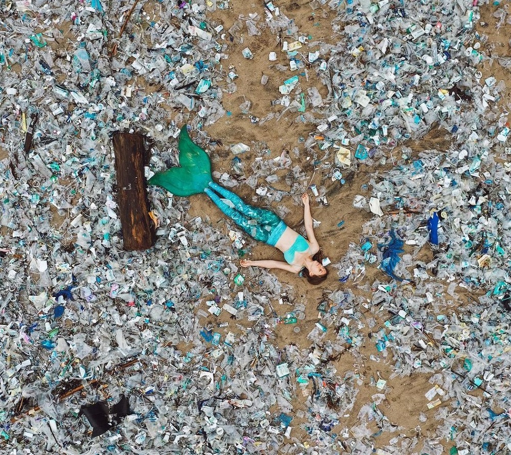 Laura posted a picture  surrounded by trash to send a powerful message to the community on preserving the environment. u00e2u20acu2022 Picture via instagram/laurainwaterland