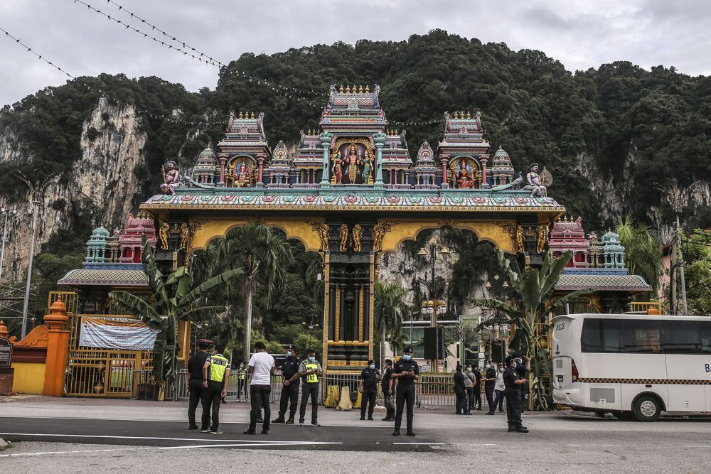 Police personnel stand guard in front of Batu Caves during Thaipusam January 28, 2021. u00e2u20acu201d Picture by Hari Anggara