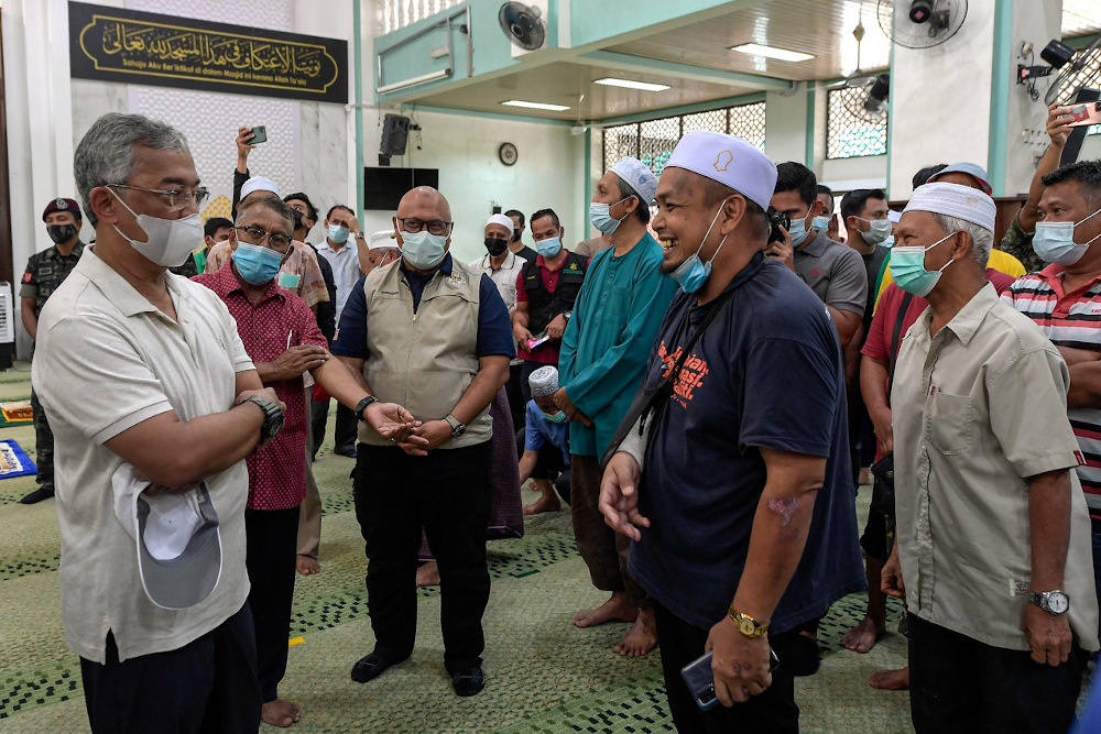 Yang di-Pertuan Agong Al-Sultan Abdullah Riu00e2u20acu2122ayatuddin Al-Mustafa Billah Shah visiting flood evacuees at Sekolah Menengah Kebangsaan Maran 1 in Maran January 5, 2021. u00e2u20acu201d Bernama pic