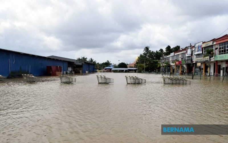 The floods in Terengganu and Kelantan worsened and more people were evacuated to relief centres this evening. u00e2u20acu201d Picture via Twitter/Bernama