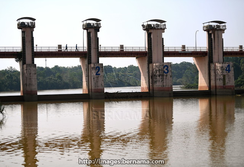 Air Pahang said floods caused the shutdown of 17 water treatment plants in seven Pahang districts January 5, 2021. u00e2u20acu201d Picture via Twitter/Bernama