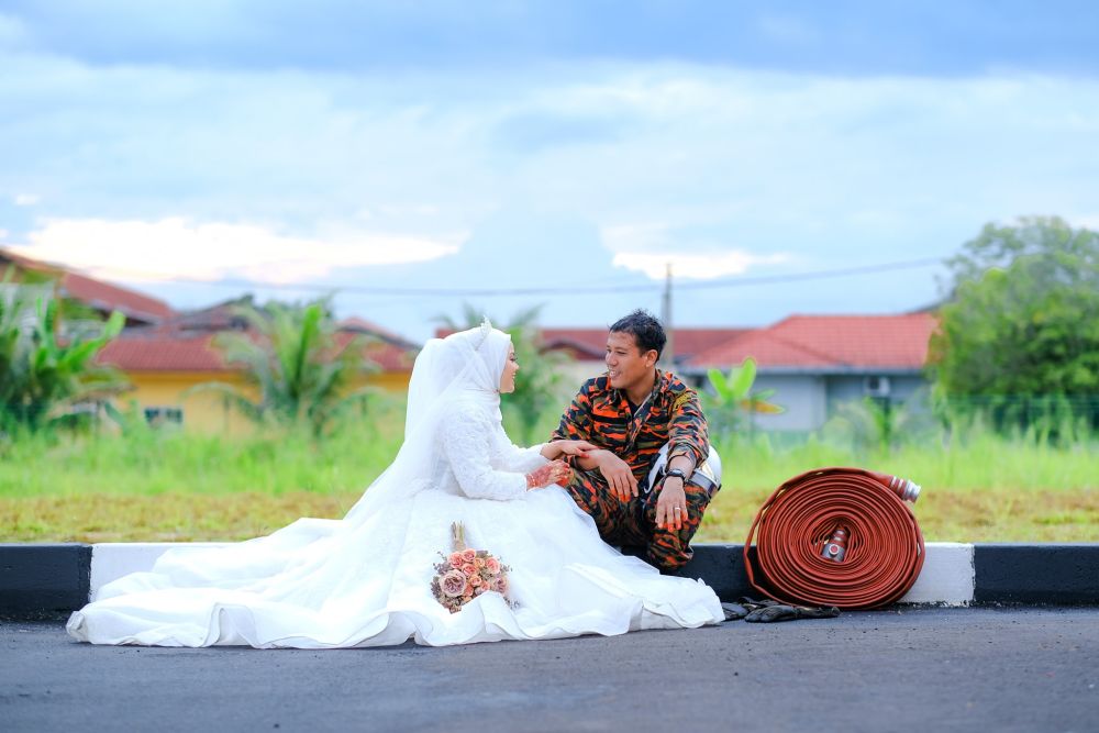 Asikin said that she always knew Izamani was the one for her. — Picture via Facebook/Fitrin Ruslee.