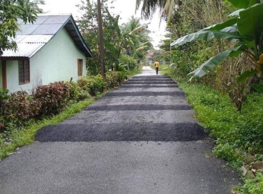 Tindakan seorang lelaki membina 11 bonggol di atas jalan raya bersebelahan rumahnya tular di media sosial. u00e2u20acu2022 Foto ihsan Facebook/Ahmad Fadzli Fauzi