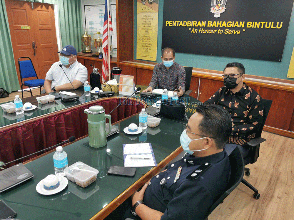 PDP president Datuk Seri Tiong King Sing (left) attends a Bintulu Disaster Management Committee meeting. u00e2u20acu2022 Borneo Post pic