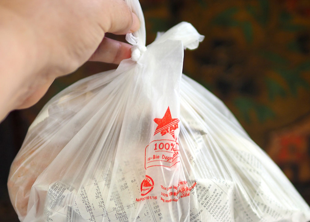 The takeaway is wrapped in plastic and newspaper which retains heat well as my chicken wings were still warm when they arrived.