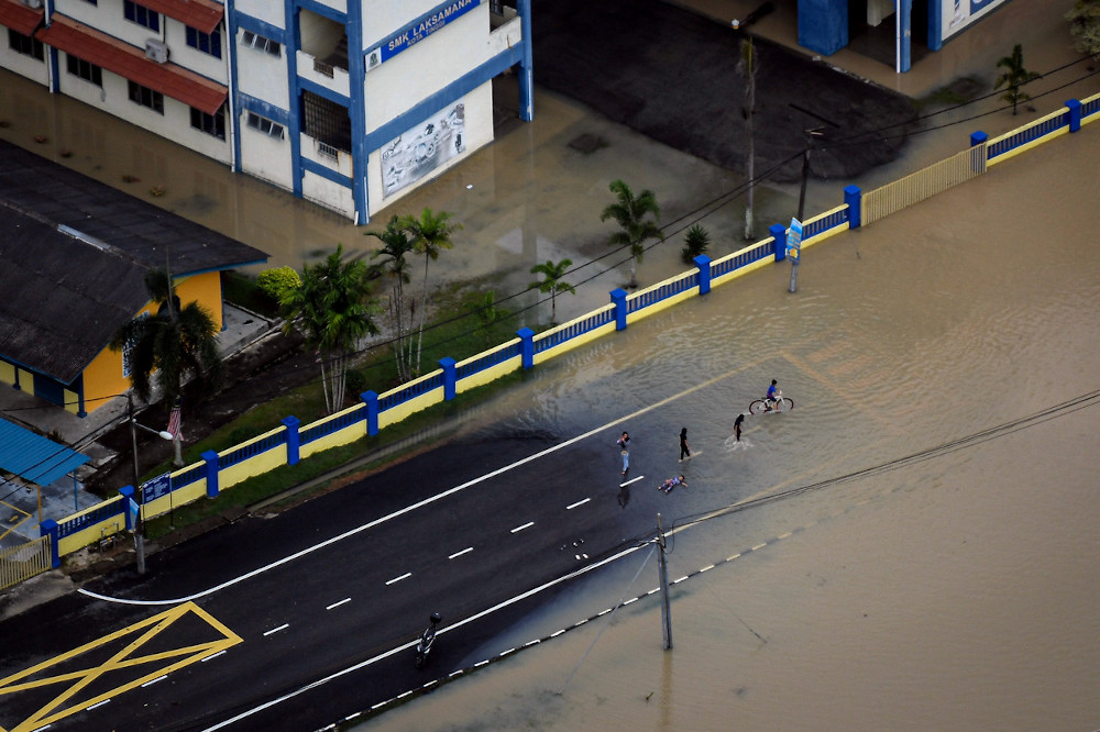 Children are seen playing near a flooded area in Kota Tinggi, Johor, January 4, 2021. u00e2u20acu201d Bernama pic 