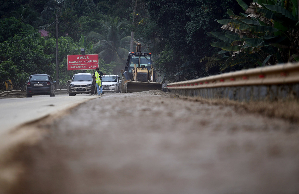 Bulldozers push mud on Jalan Temerloh-Bera near Kampung Pangsenam due to a major flood that hit Temerloh district January 13, 2021. u00e2u20acu201d Bernama picn