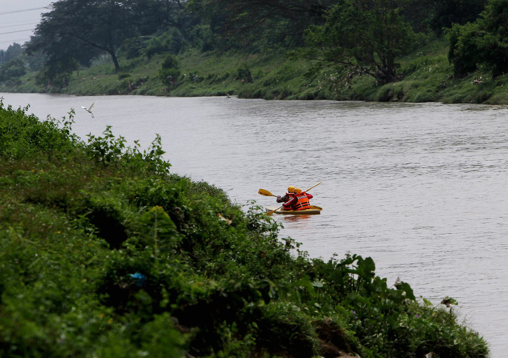 Fire and Rescue Department personnel conduct a search and rescue operation for Ahmad Amin Ismail, 58, at Sungai Kinta in Batu Gajah, January 18, 2021. u00e2u20acu201d Bernama pic 