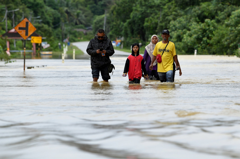 Residents wade through floodwater in Kampung Tebak, Kemaman, Terengganu, January 4, 2021. u00e2u20acu201d Bernama pic 