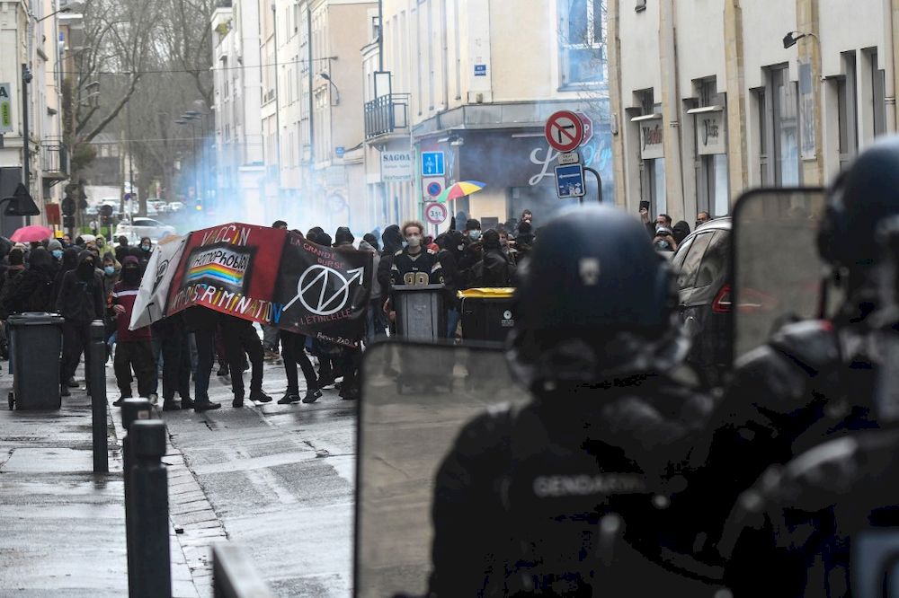 Clashes at French rallies over lesbian couples conceiving children