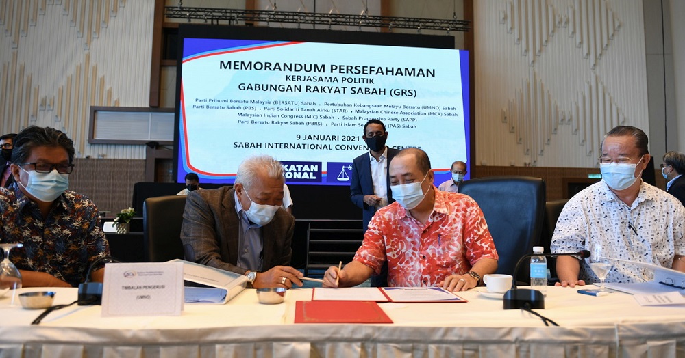 Sabah Chief Minister Datuk Hajiji Noor (second, right) and Deputy Chief Minister Datuk Seri Bung Moktar Radin (second, left) sign the memorandum of understanding in Kota Kinabalu January 9, 2021. u00e2u20acu2022 Bernama pic