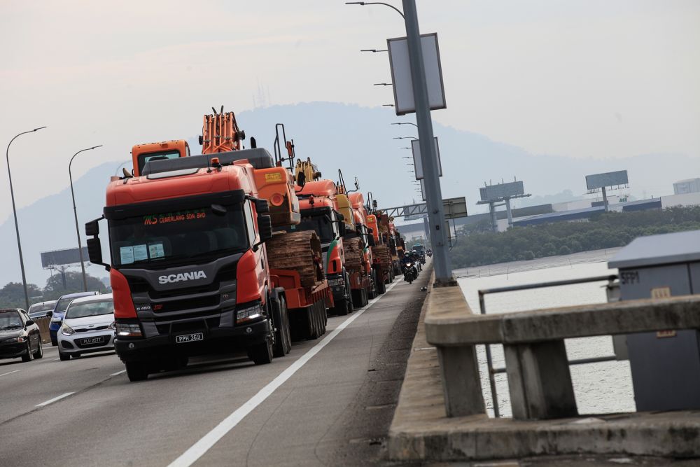 Heavy machinery are transported into Penang to start work on the Air Itam- Tun Dr Lim Choong Eu Expressway bypass January 19, 2021.  — Picture by Sayuti Zainudin