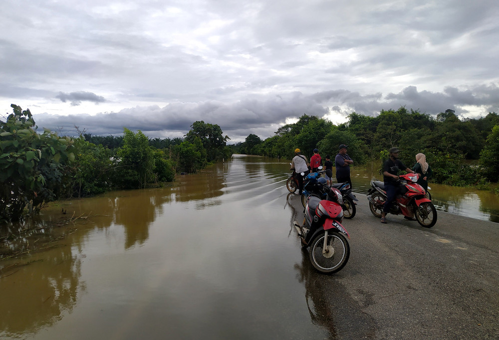 The current situation of Mersing Nitar Utama Road is closed to all vehicles during the flood survey in the Mersing area, January 4, 2021. u00e2u20acu201d Bernama picnn