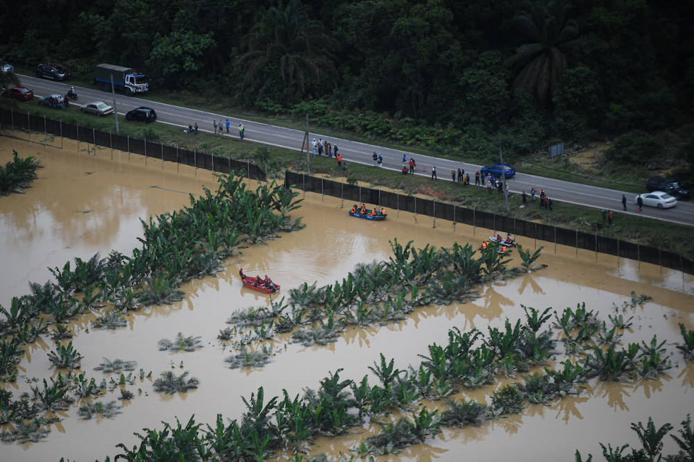 An aerial view of Fire and Rescue personnel conducting search and rescue (SAR) operations in Kluang, Johor, January 4, 2021. u00e2u20acu201d Bernama picnn