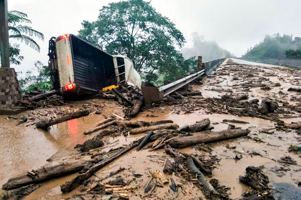A four-wheel drive vehicle heading from Lojing to Gua Musang overturned when it was carried by mud during heavy rain at Kilometre 92 Jalan Gua Musang-Lojing near Lojing in Kelantan, January 3, 2021. u00e2u20acu201d Bernama picnn