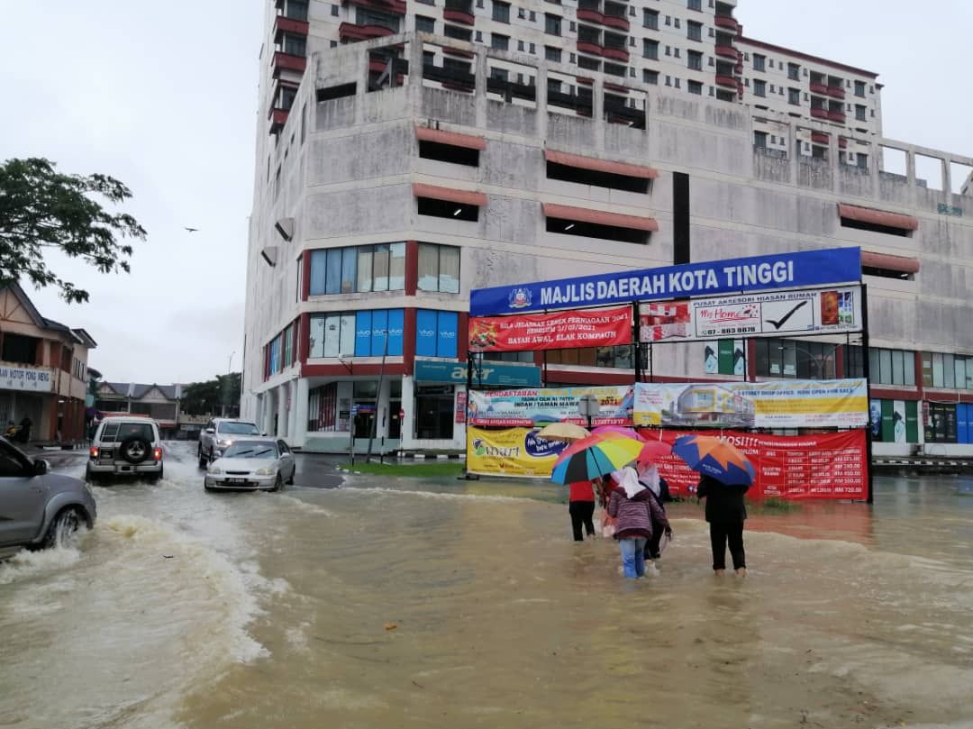 Residents wade through flood waters in Kota Tinggi January 3, 2021. u00e2u20acu201d Bernama pic