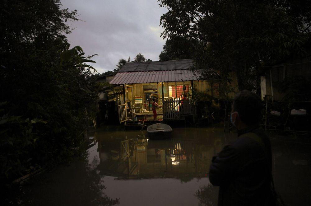 Water levels continue to rise in Kampung Bukit Rangi following persistent rain in Kuantan January 6, 2021. u00e2u20acu201d Bernama pic