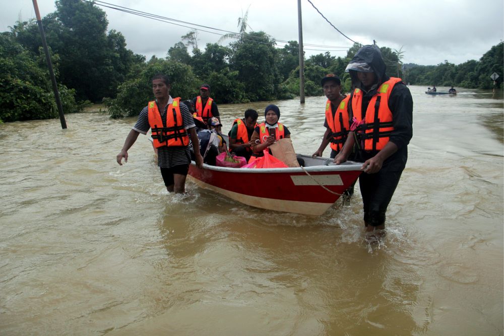 Youths help Kampung Bukit Kuin residents evacuate their homes following floods in Kuantan January 6, 2021. u00e2u20acu201d Bernama pic