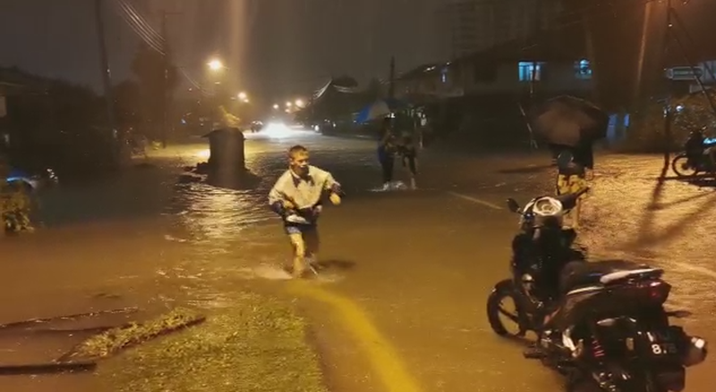 Residents at Tabuan Dayak are once again suffering the full brunt of heavy rain combined with the king tide. u00e2u20acu201d Borneo Post pic