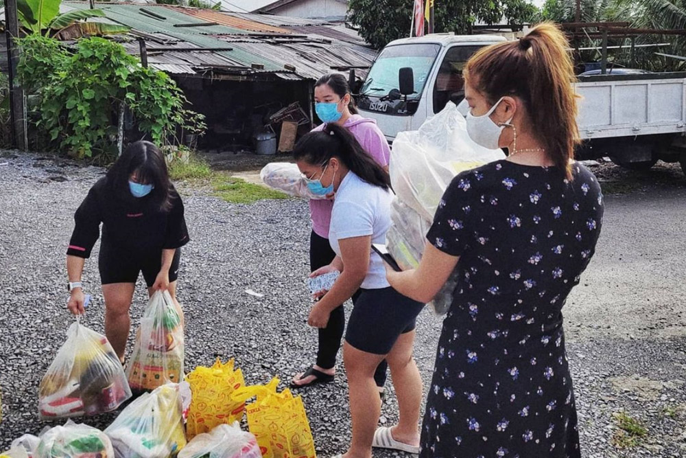 Volunteers delivering Kuching Food Aid items to families in hard to reach areas.