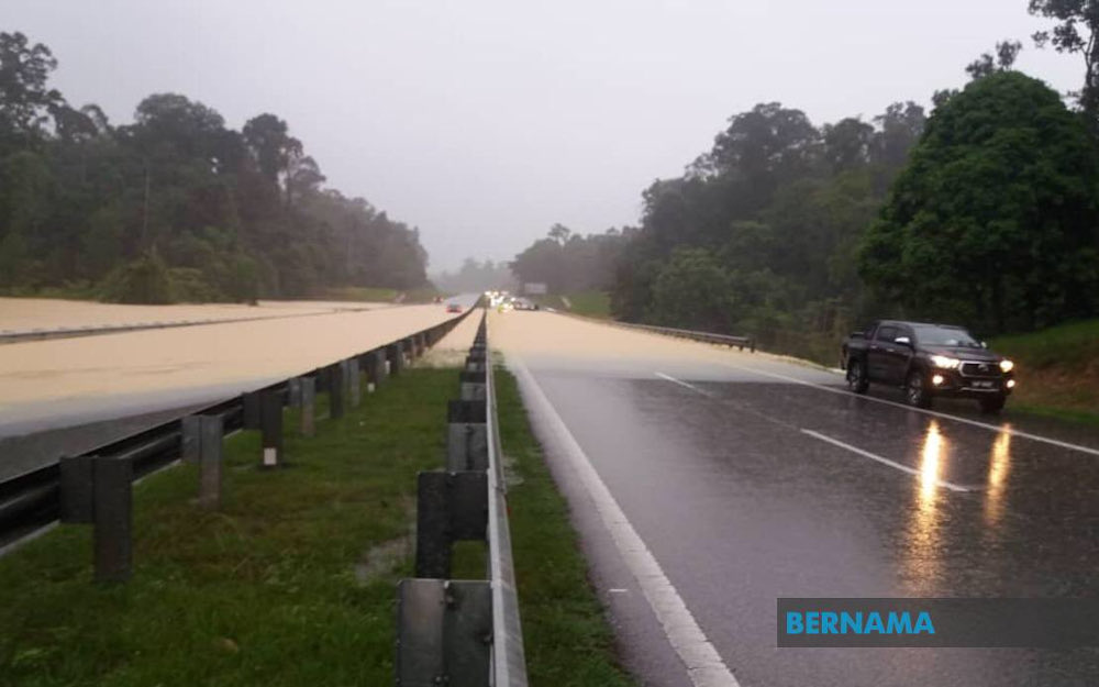 Travellers using the East Coast HighwayPhase 1 were forced to turn around or postpone their journeys following the road closure at Kilometre (KM) 198.8, East and West bound, near Gambang and Sri Jaya due to floods. u00e2u20acu201d  Picture via Twitter/Bernama