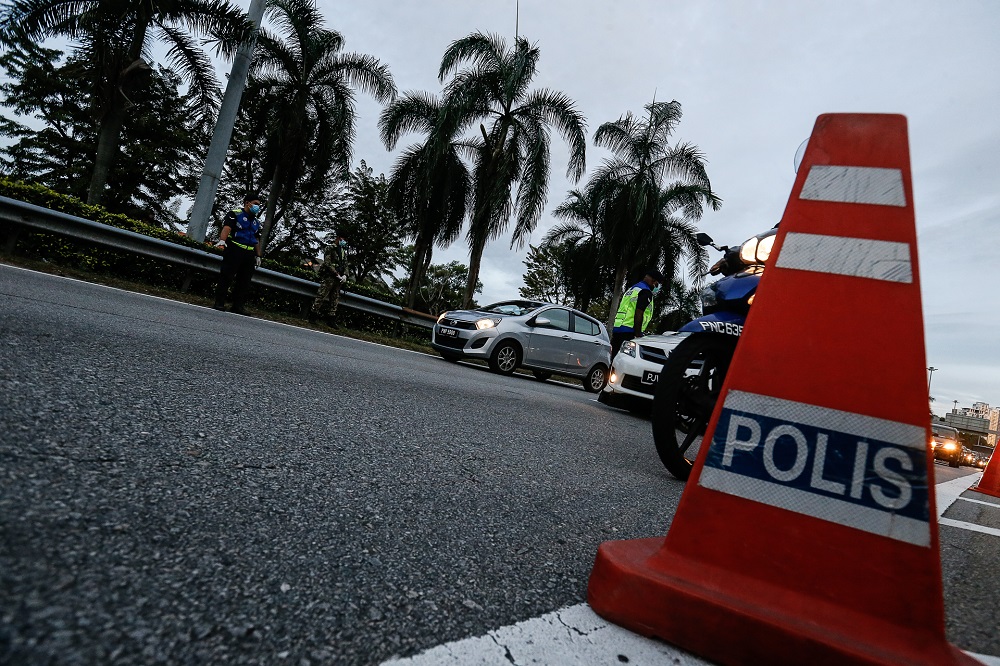Police man a roadblock along the Tun Dr Lim Choong Eu Highway in Penang January 13, 2021. u00e2u20acu201d Picture by Sayuti Zainudin