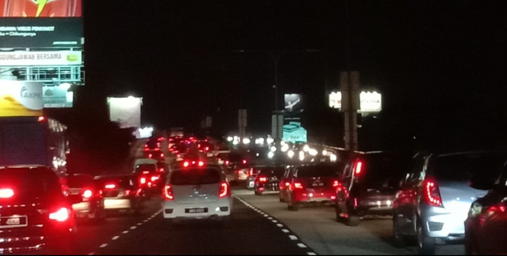 Roads across several states faced severe traffic congestion last night. u00e2u20acu2022 Picture via Facebook/Glenda Chang