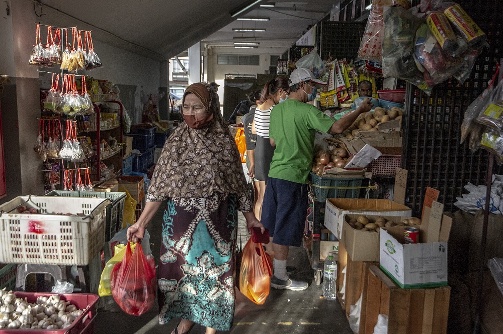 People buying groceries at the SS15 wet market in Kuala Lumpur January 13, 2021. u00e2u20acu2022 Picture by Shafwan Zaidon