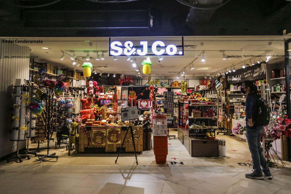 Gift store S&J Co. is seen operating in the near-empty Mid Valley Megamall in Kuala Lumpur January 14, 2020. — Picture by Hari Anggara