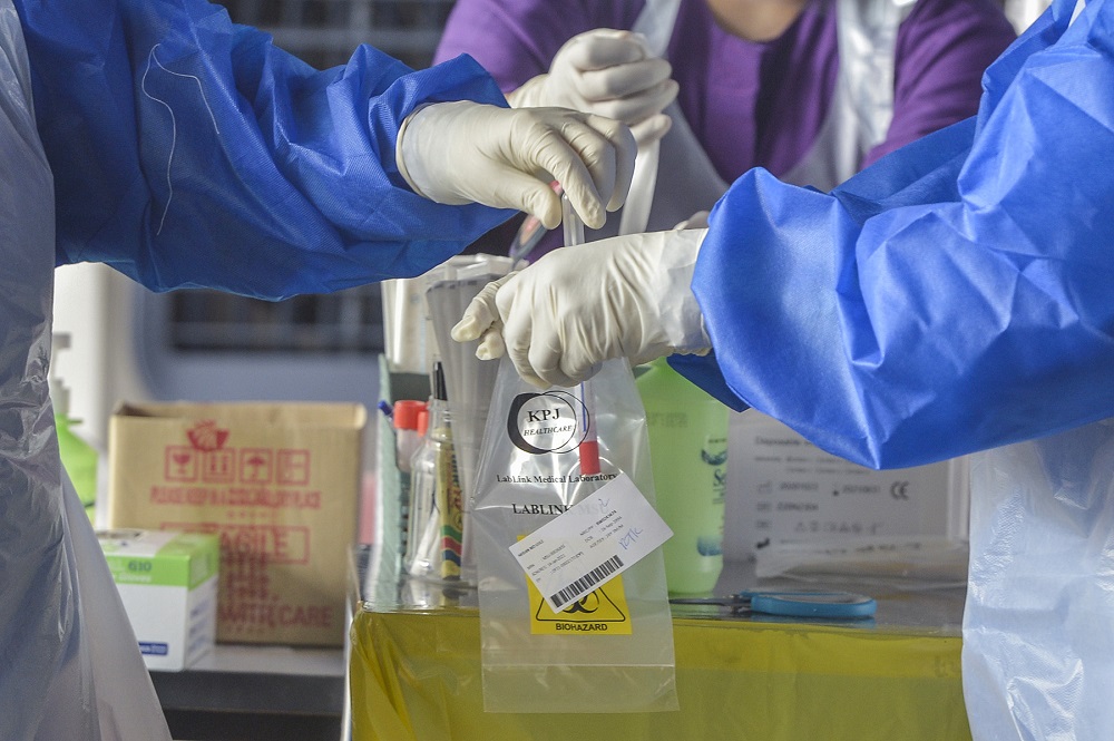 MSU Hospital personnel take a swab at a Covid-19 drive-through screening in Shah Alam January 14, 2021. u00e2u20acu2022 Picture by Miera Zulyana