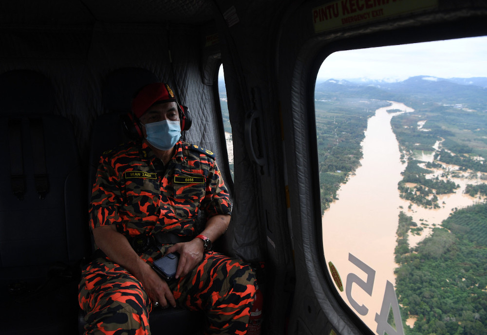 Pahang Fire and Rescue Department director Wan Mohammad Zaidi Wan Mohammad during an air survey with the Malaysian Fire and Rescue (JBPM) in Lipis district, January 4, 2021. u00e2u20acu201d Bernama pic 