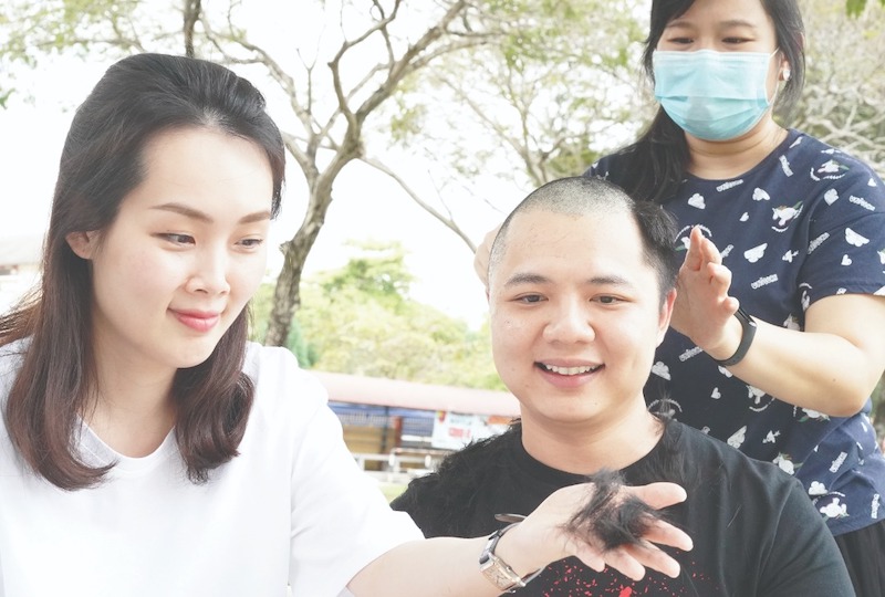 Yung with his wife (left) and hairdresser during the ‘mane’ event that took place on New Year’s Day. — Picture courtesy of SJ Echo