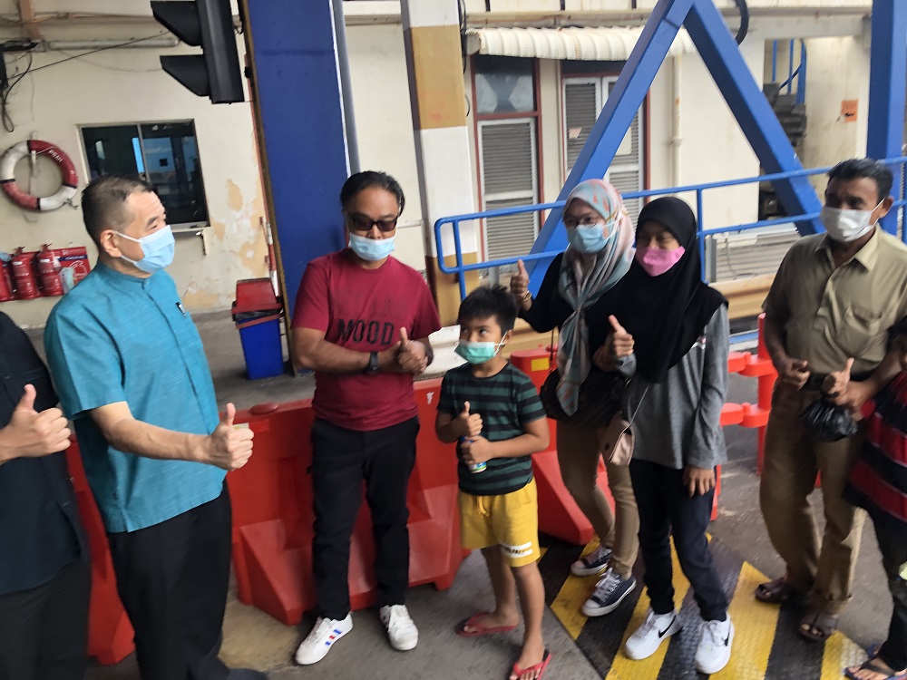 Penang Port Commission chairman Datuk Tan Teik Cheng (left) welcoming Hisham Mohd Radhi, (second, left) his wife, Salwani Salleh and their children after they arrived at the Sultan Abdul Halim Terminal in Butterworth January 1, 2020. u00e2u20acu2022 Picture by Opalyn