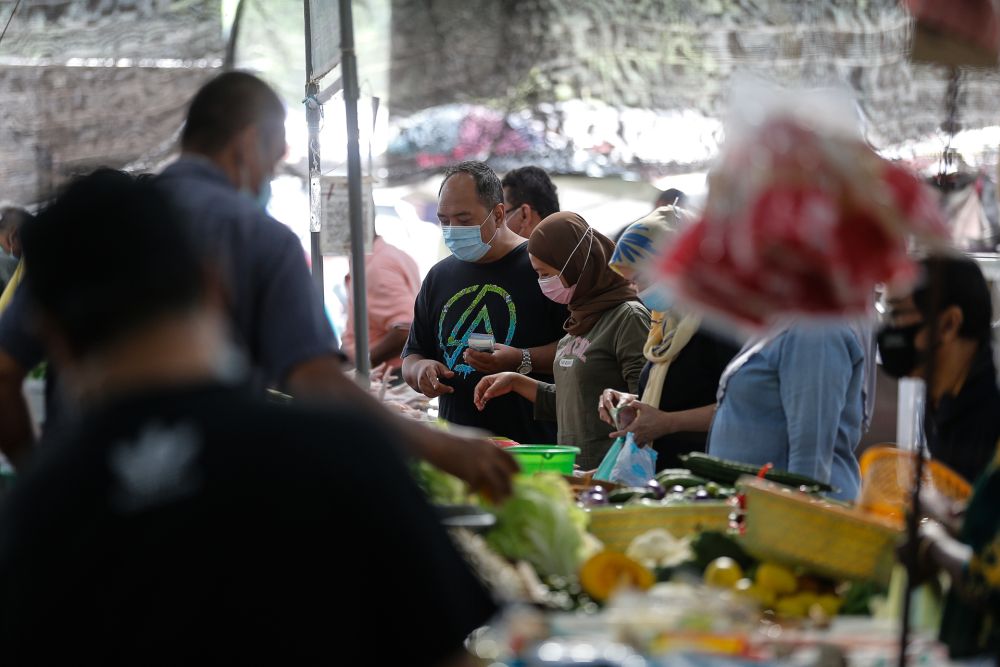 People are seen shopping for groceries on the eve of MCO 2.0 here at the Seberang Jaya Wet Market in Penang January 12, 2021. u00e2u20acu201d Picture by Sayuti Zainudin