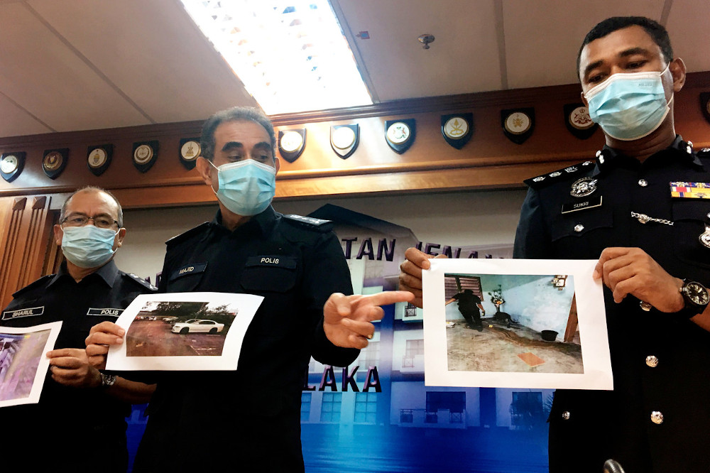 Melaka police chief Datuk Abdul Majid Mohd Ali (2nd right) shows a picture of the location of the body of a man found in a car near Batu Berendam flats on January 7 at the Melaka Contingent Headquarters January 14, 2021. u00e2u20acu201d Bernama pic