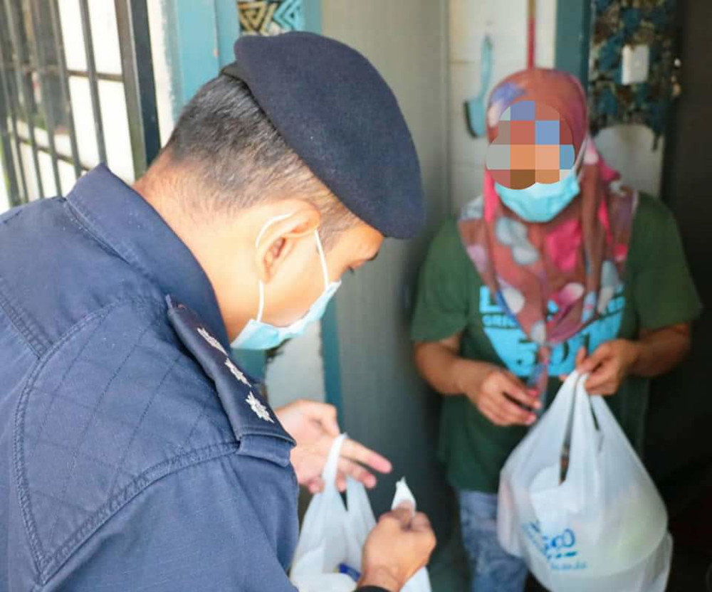 Polis Daerah Petaling Jaya memberi bantuan kepada seorang suri rumah yang mencuri kerana terdesak untuk membeli keperluan anak. u00e2u20acu201d Foto ihsan Facebook/Polis Daerah Petaling Jaya