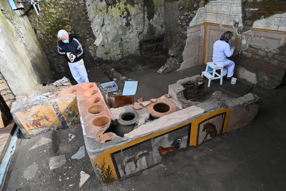 Restorers work in the new area of the 'Thermopolium' at the archaeological site of Pompeii, near Naples. u00e2u20acu201d ETX Studio picn