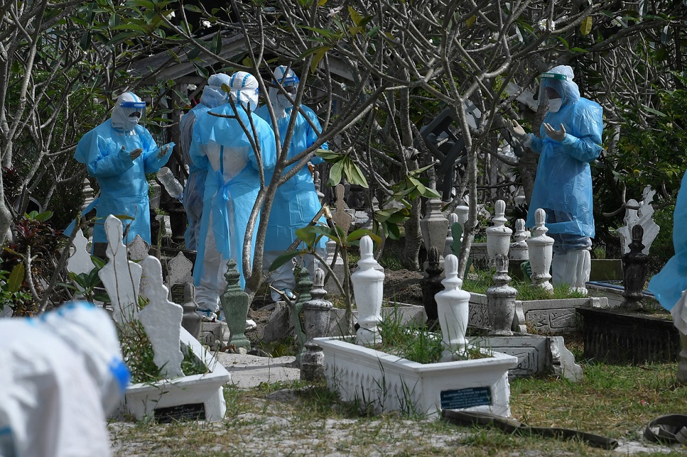 Personnel from the Terengganu Health Department handling the burial process of former Lord President Tun Mohamed Salleh Abas, January 16, 2021. u00e2u20acu2022 Bernama pic