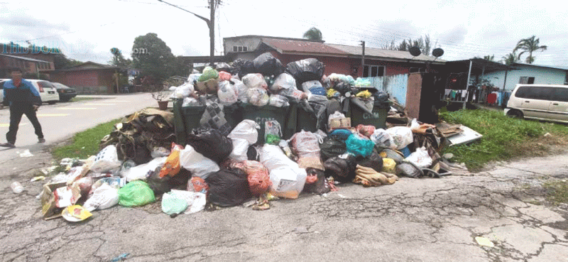 A pile of uncollected rubbish at Kampung Bintawa recently. u00e2u20acu201d Borneo Post picnn