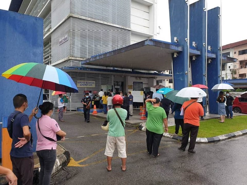 Sibu folk braved the rain to apply for the police permit at the central police station. u00e2u20acu2022 Picture via Facebook/Clarence Ting
