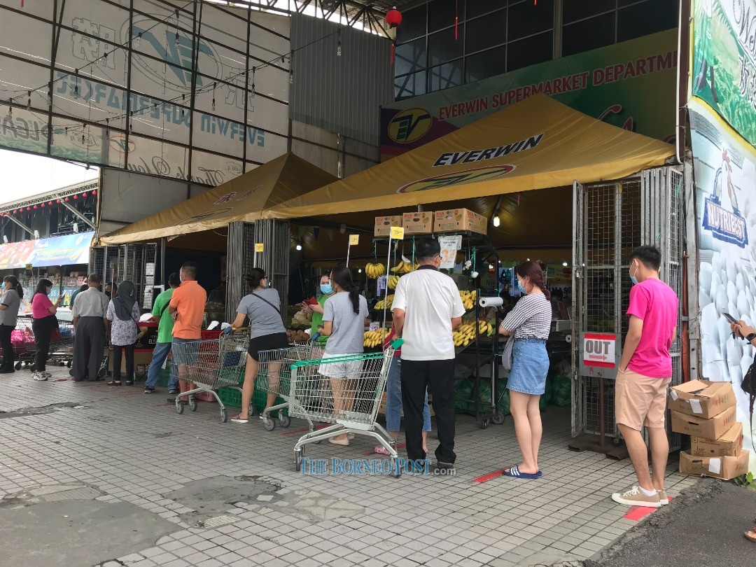 People are seen queuing up outside Everwin Supermarket at Pahlawan Road. u00e2u20acu201d Borneo Post pic