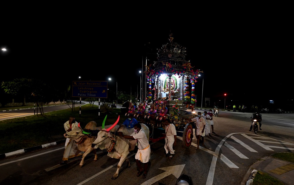 The silver chariot ferrying the statue of Lord Muruga making its return journey from NattukottaI Chettiar temple, at Jalan Air Terjun to Kovil Veedu temple at Lebuh Penang January 30, 2021. u00e2u20acu2022 Bernama pic