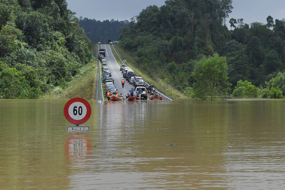 A road connecting Bandar Al-Muktafi Billah Shah in Terengganu to three villages namely, Kampung Rantau Panjang, Kampung Kuala Jengal dan Kampung Chemuak is inundated with flood water, January 7, 2021. u00e2u20acu201d Bernama pic 