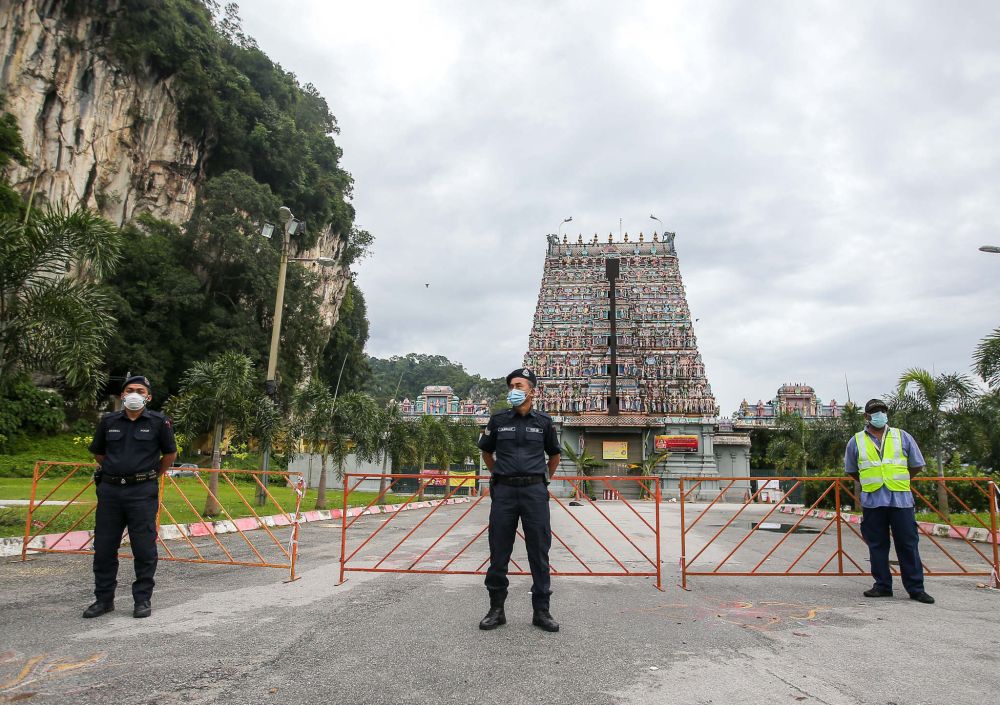 Police stand guard at the Kallumalai Arulmigu Subramaniyar Temple in Ipoh January 28, 2021. — Picture by Farhan Najib