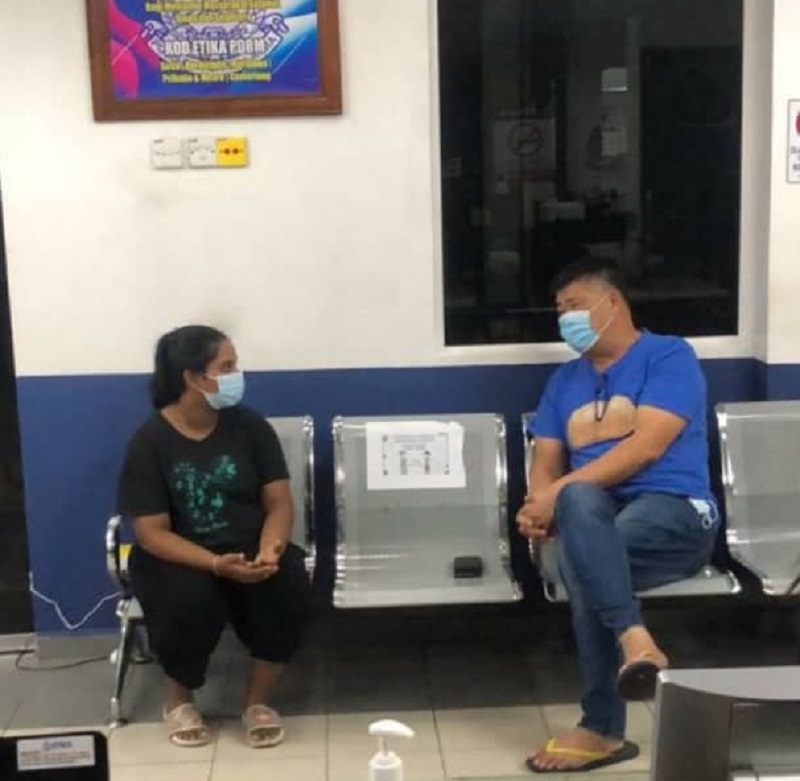 Uncle Kentang with the single mum of three who went to the Sungai Buloh Police Station because she had no food to feed her family. u00e2u20acu2022 Picture via Facebook/Uncle Kentang