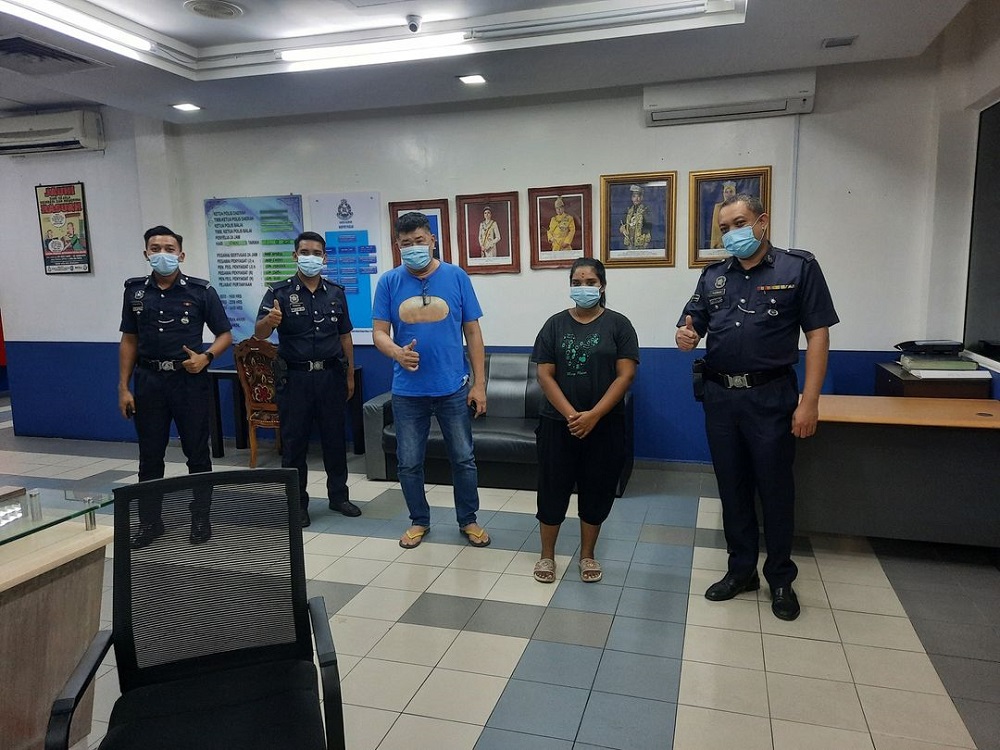 Uncle Kentang praised the policemen at Sungai Buloh Police Station for helping a citizen in need. ― Picture via Facebook/Uncle Kentang
