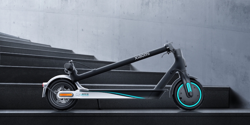 The scooter with its aluminium alloy frame weighs 14.2kg and it has a water resistance rating of IP54. — Picture via SoyaCincau