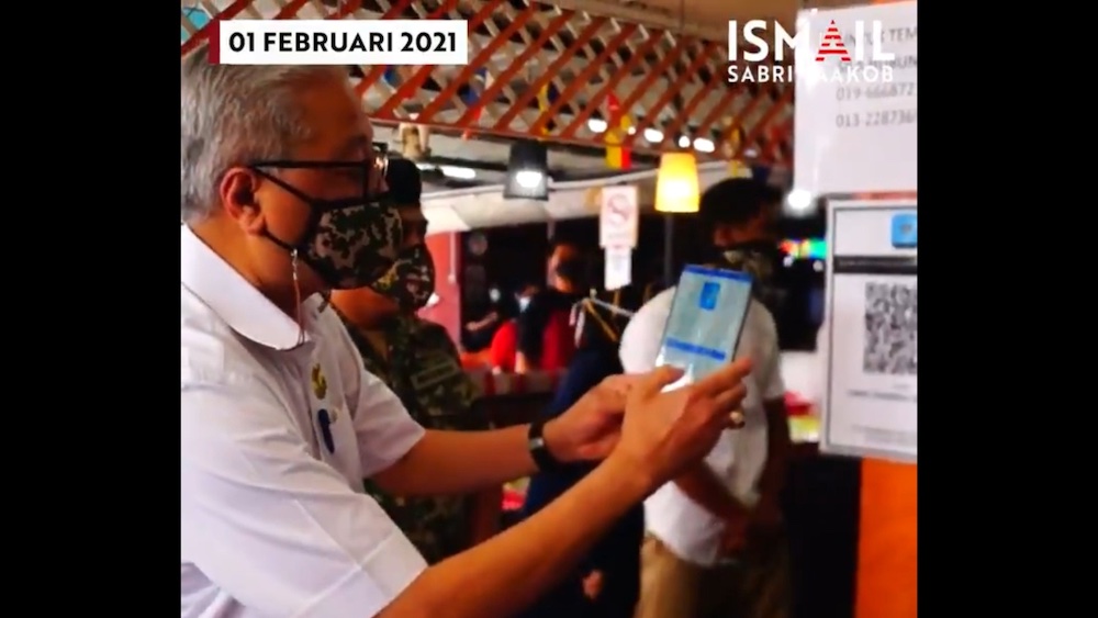 Datuk Seri Ismail Sabri logging into MySejahtera on his phone. u00e2u20acu201d Twitter screenshot via SoyaCincau